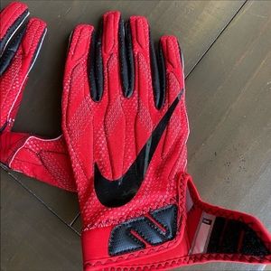 5 pairs red Nike gloves